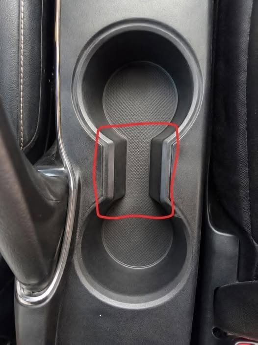 K čemu je ta divná mezera mezi držáky nápojů v autě? (A proč je to vlastně skvělé)