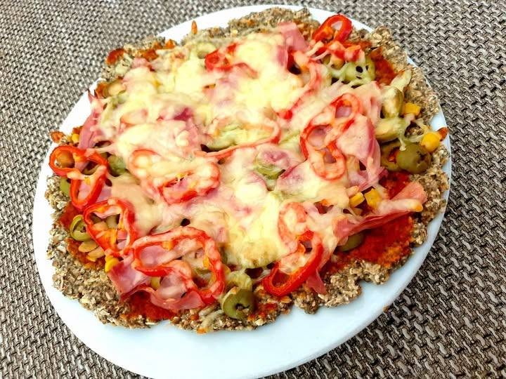 Ahojte přátelé. Dnes jedna mega rychlá a zdravá alternativa pro těsto na pizzu. Bez kynutí bez dlouhého čekání bez mouky a droždí. Ale hodně chutná.