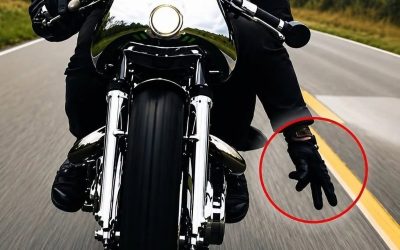 Motorkářský pozdrav: co znamená gesto dvěma prsty směrem dolů? Odpověď je v prvním komentáři.